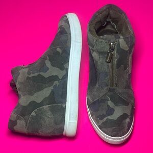 Blondo Women’s 8.5 Camo Waterproof Hidden Wedge Sneakers Suede Streetwear Zipper